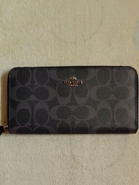 Coach Outlet Long Zip Around Wallet, F91205, Navy, EUC